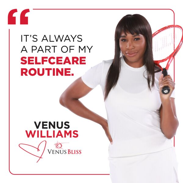 Weltbekannte Tennisspielerin Venus Williams ist von der Venus Bliss Behandlungsmethode begeistert. Sie steht in weißer Sportkleidung gekleidet, mit einem Tennisschläger über der linken Schulter, und sagt - Es ist ein Teil meiner Haut-Pflege-Routine.